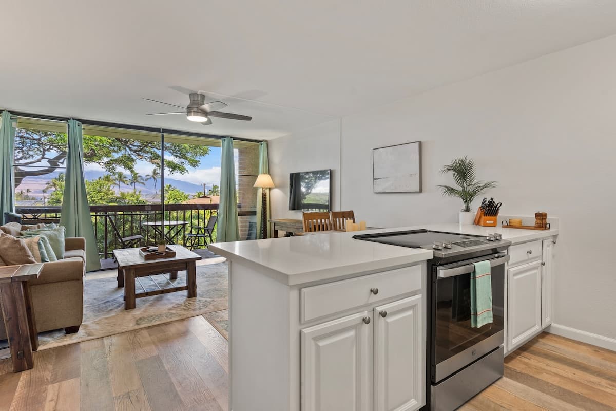 Steps to Charley Young Beach • Remodeled• Pool •AC - Photo 1