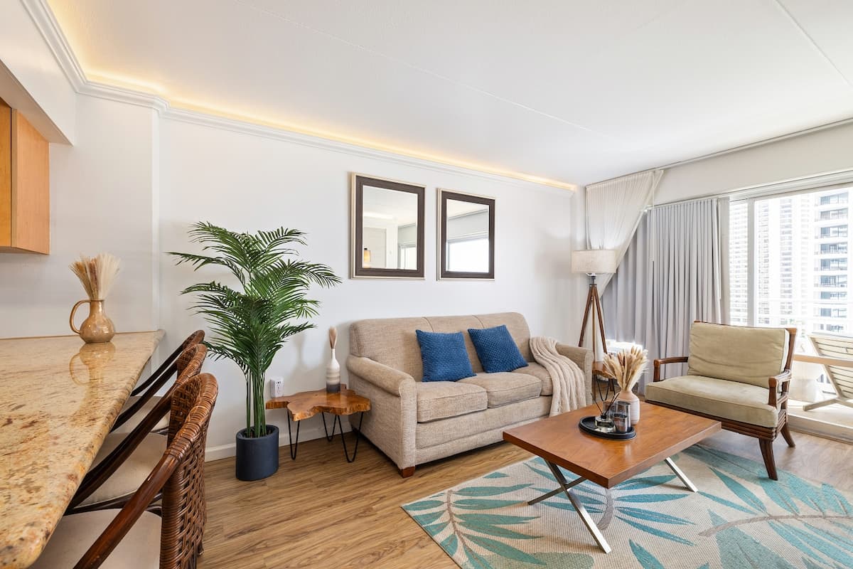 12F Oasis: Studio with Balcony and Ocean Scene - Photo 2