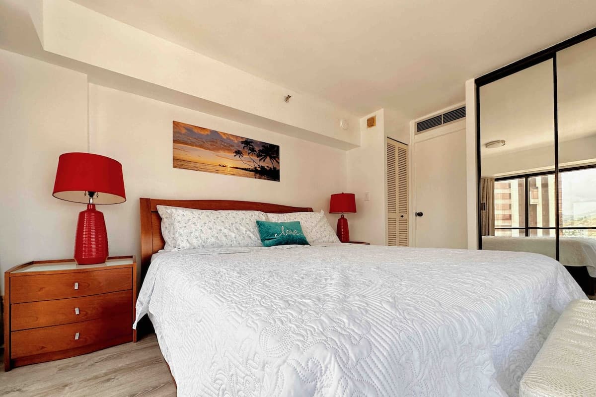 Condo in Honolulu · ★4.88 · 2 bedrooms · 4 beds · 1 private bath - Photo 2