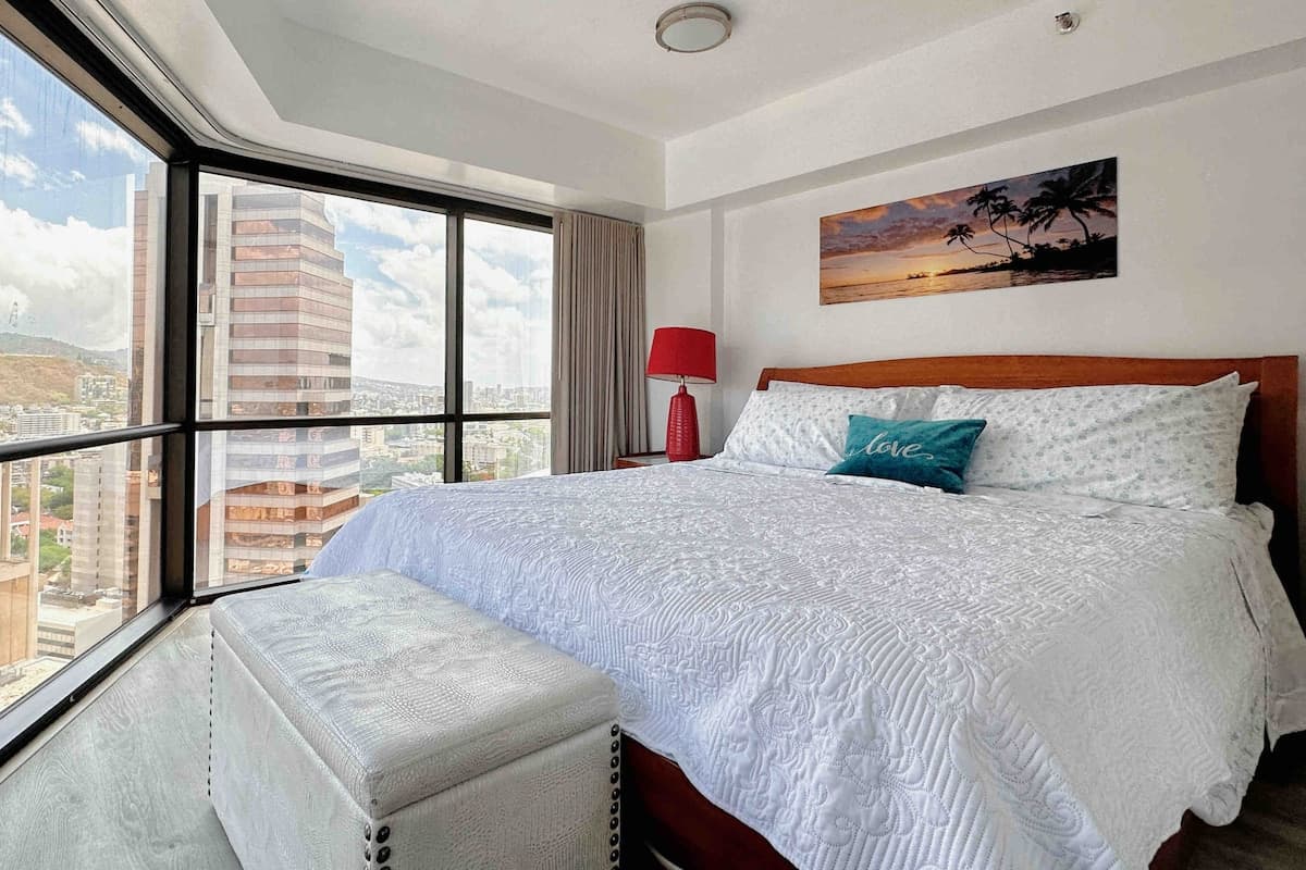 Condo in Honolulu · ★4.88 · 2 bedrooms · 4 beds · 1 private bath - Photo 1