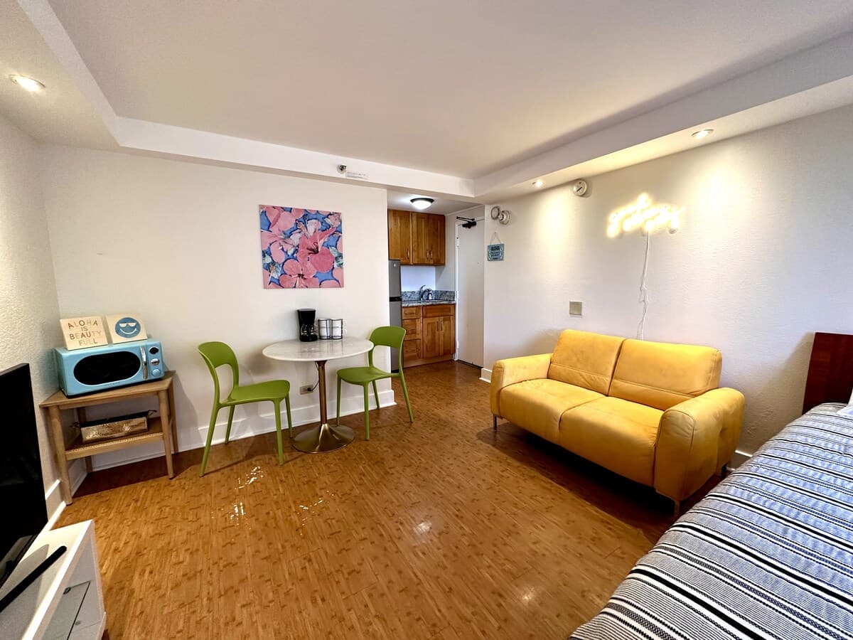 Condo in Honolulu · ★4.9 · Studio · 1 bed · 1 private bath - Photo 2