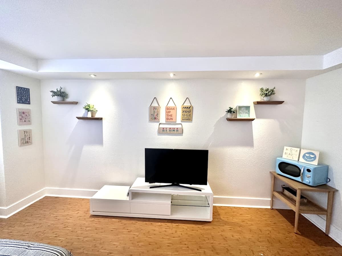Condo in Honolulu · ★4.9 · Studio · 1 bed · 1 private bath - Photo 1