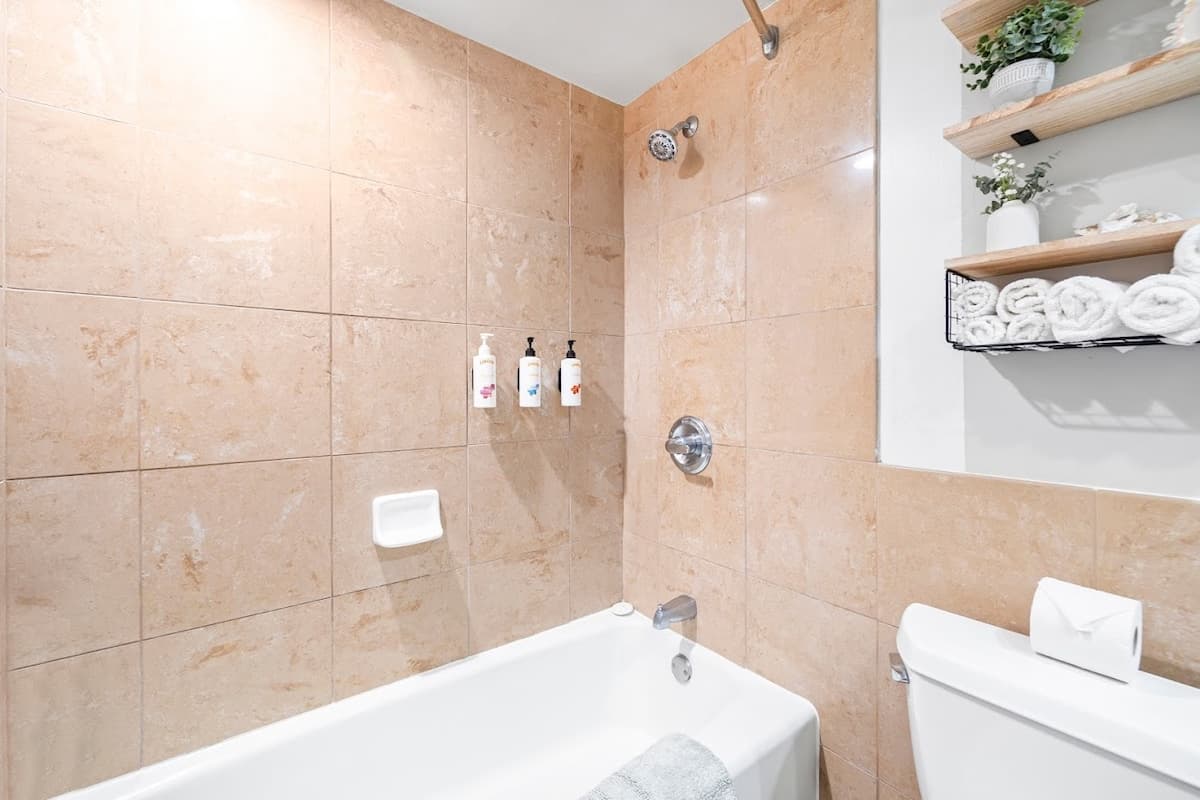 Hotel in Honolulu · ★4.94 · Studio · 2 beds · 1 private bath - Photo 3