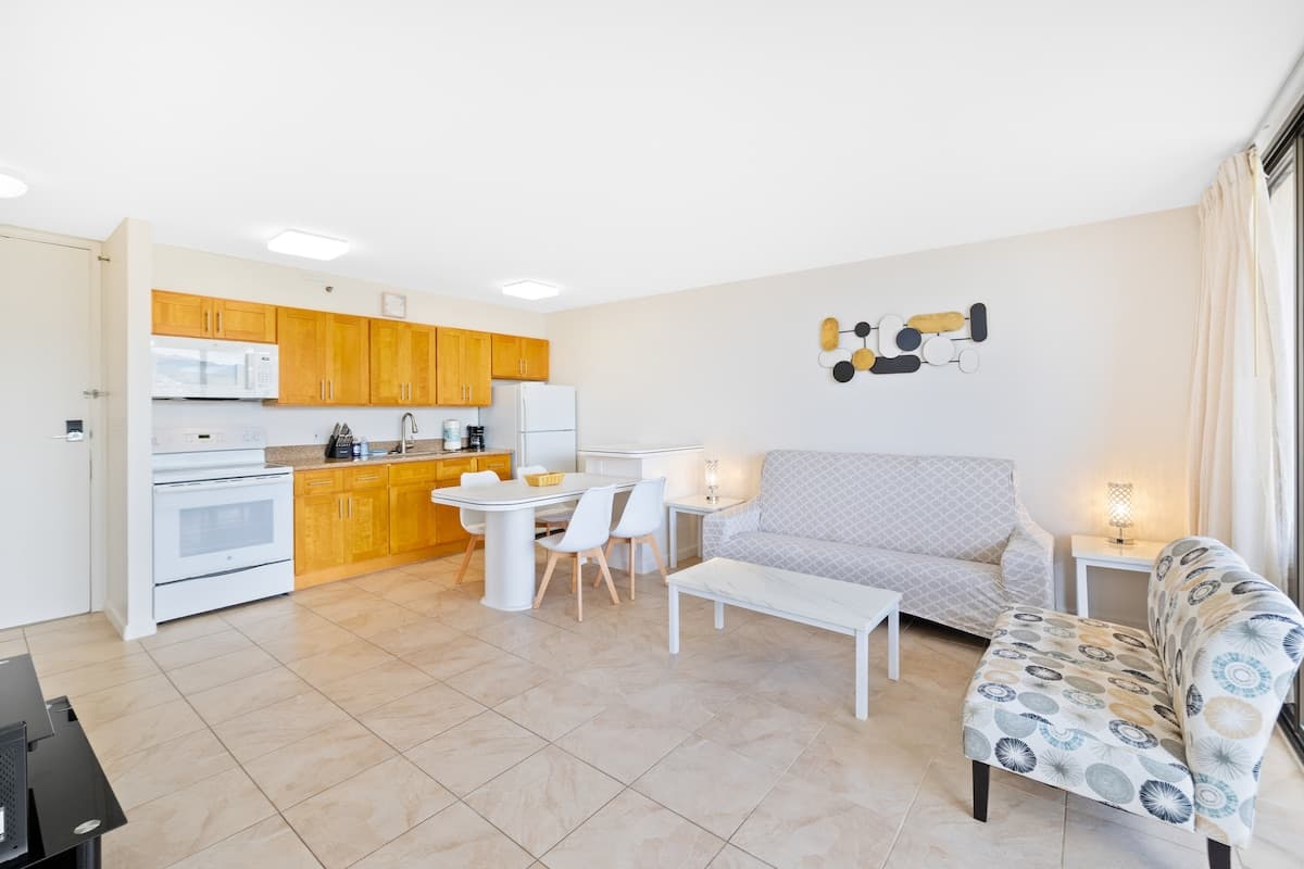 Condo in Honolulu · ★4.66 · 1 bedroom · 2 beds · 1 private bath - Photo 2
