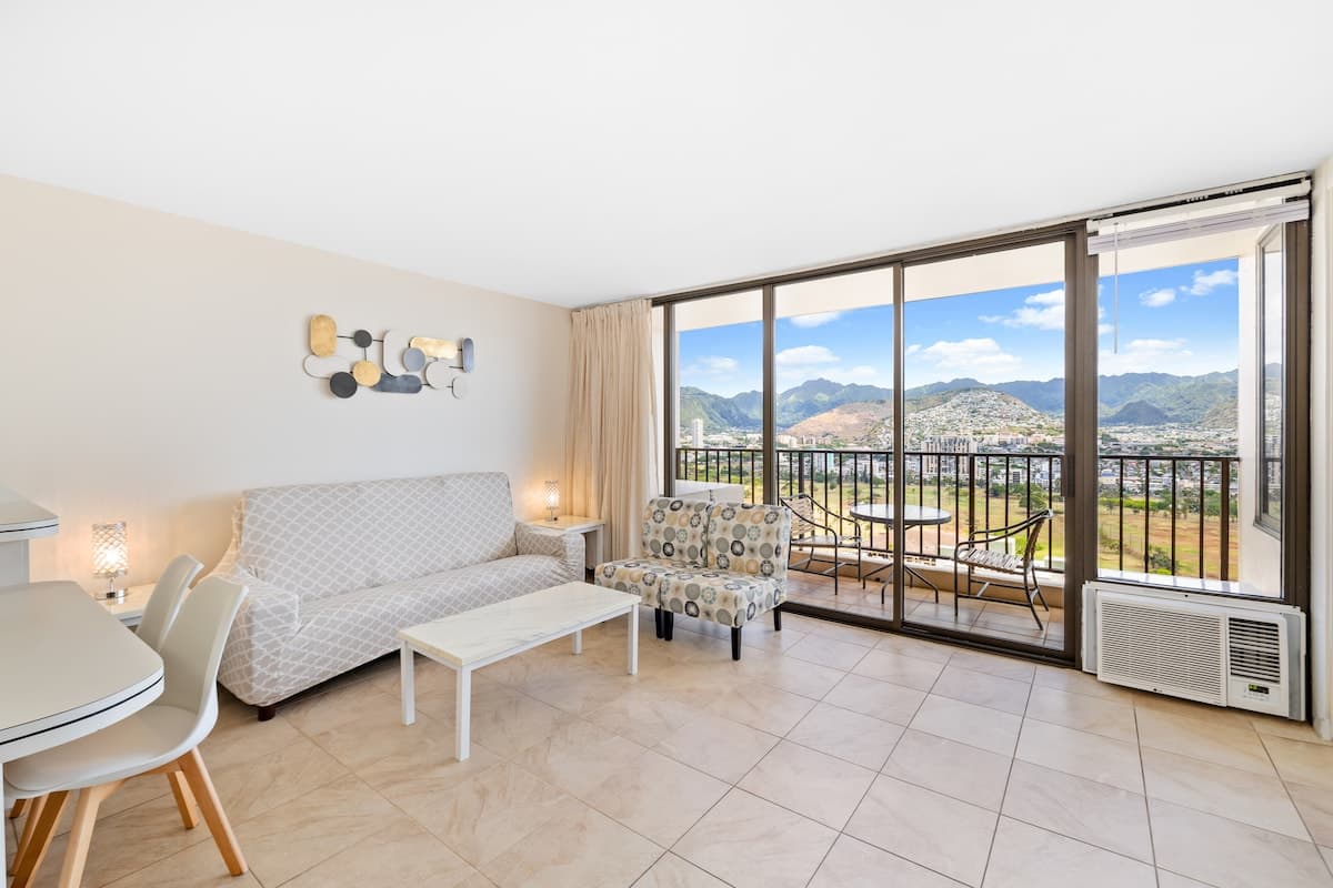 Condo in Honolulu · ★4.66 · 1 bedroom · 2 beds · 1 private bath - Photo 3