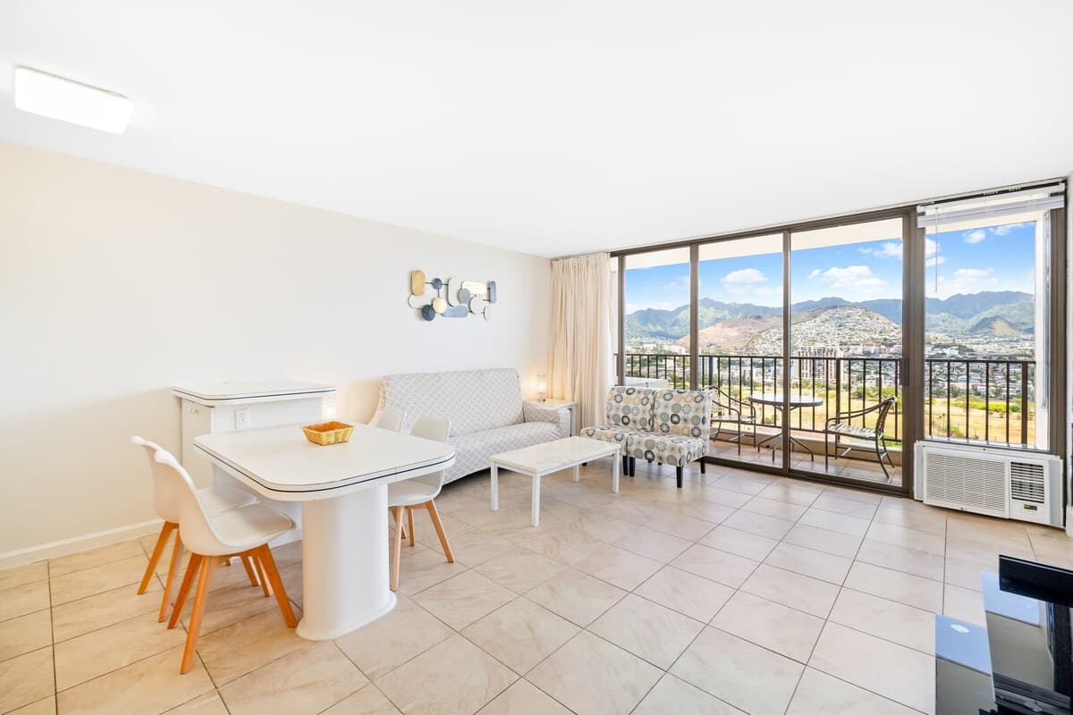 Condo in Honolulu · ★4.66 · 1 bedroom · 2 beds · 1 private bath - Photo 4