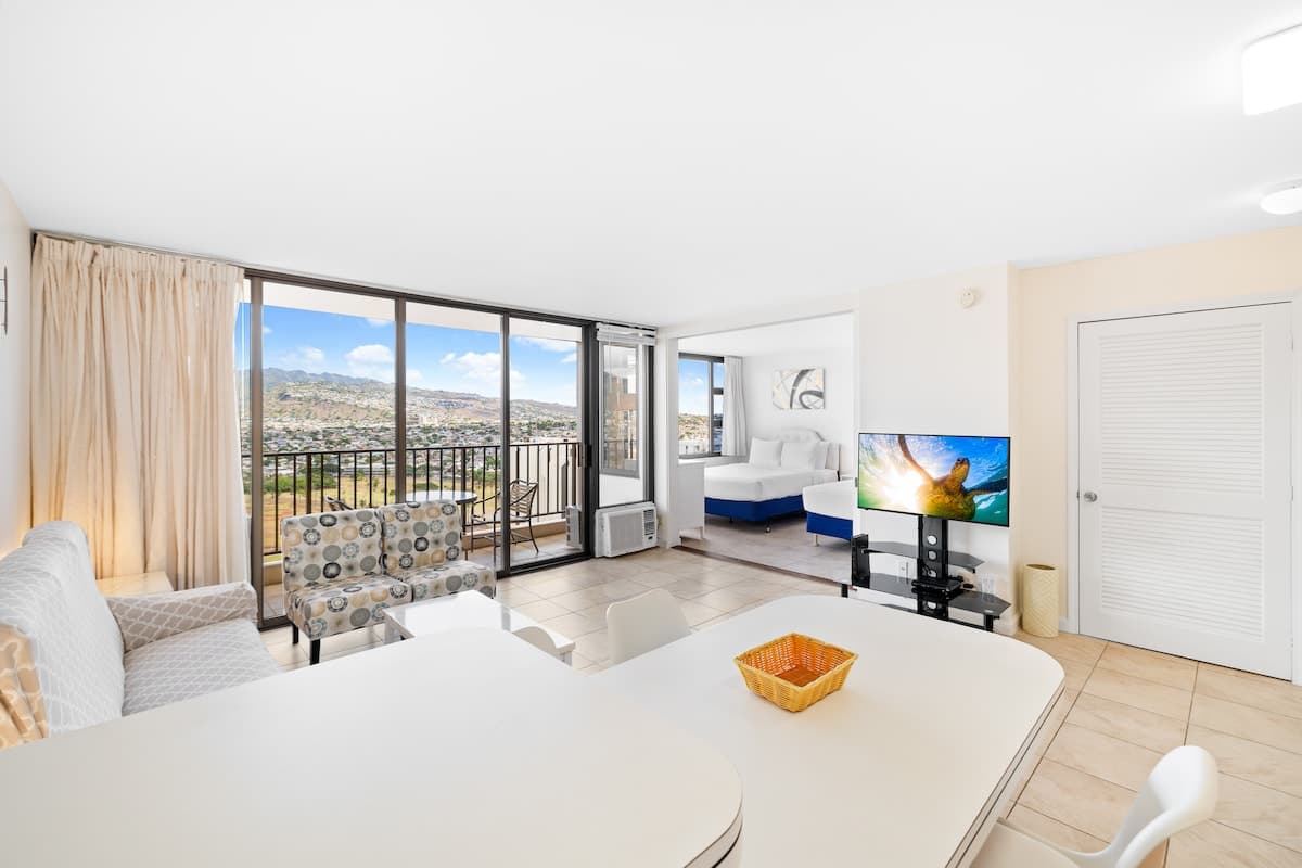 Condo in Honolulu · ★4.66 · 1 bedroom · 2 beds · 1 private bath - Photo 5