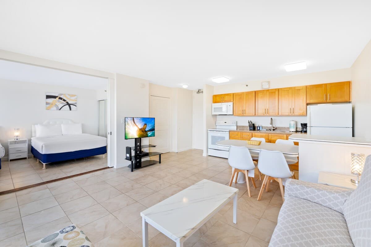 Condo in Honolulu · ★4.66 · 1 bedroom · 2 beds · 1 private bath - Photo 1