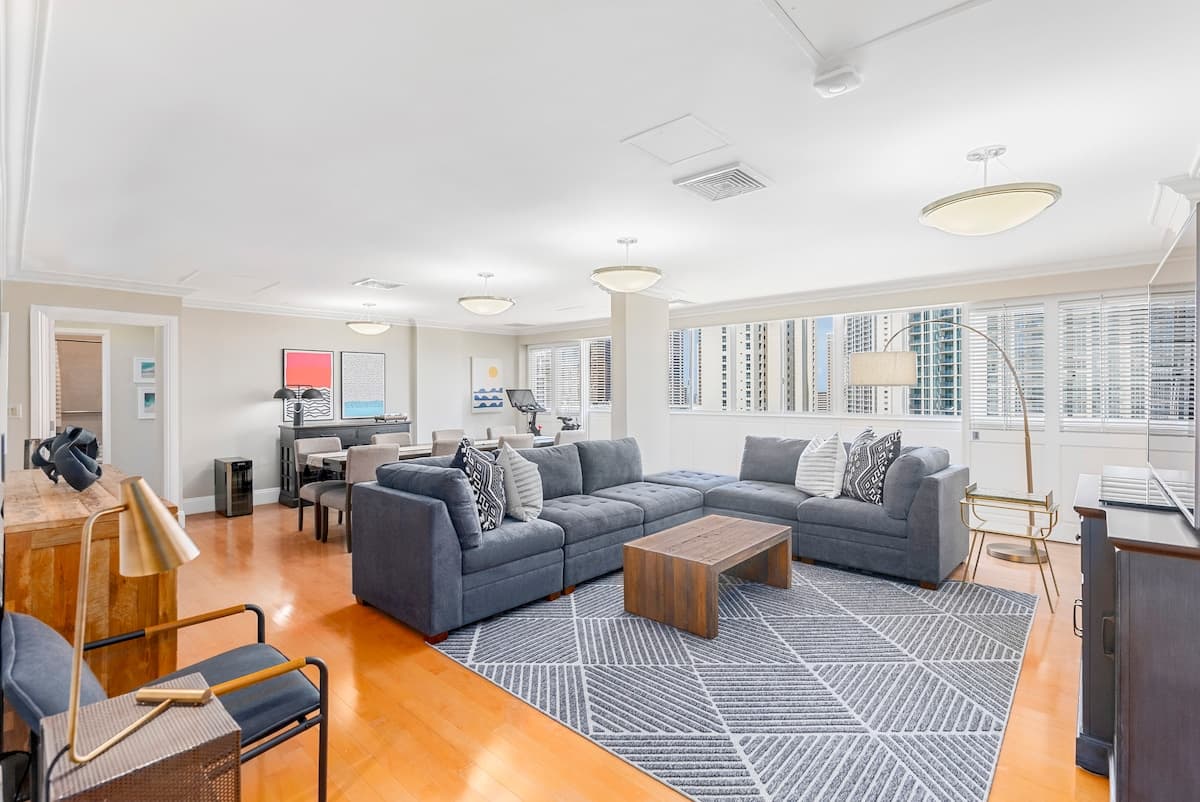 Penthouse | 1,700 sq ft | 3BR/2BA | Parking | Pool - Photo 5