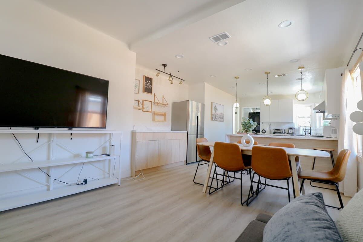 Downtown San Jose Haven with Smart Workspace - Photo 4
