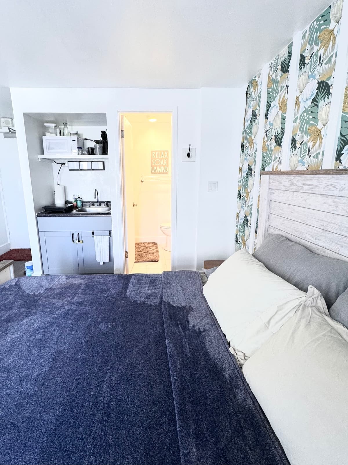 Cozy Studio w/ Private Balcony - Photo 4
