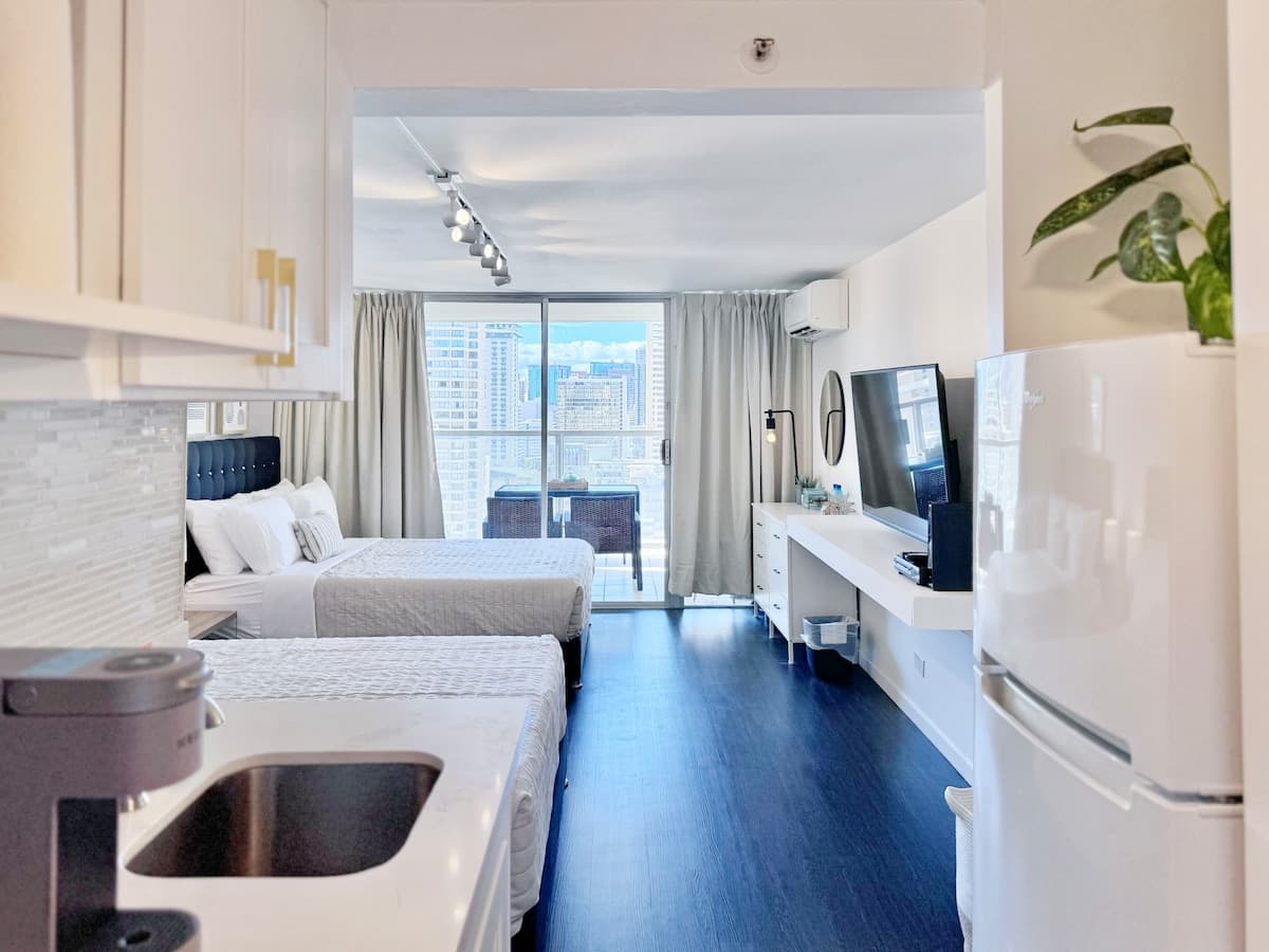 22FL- Renovated Studio Condo in Central Waikiki!~ - Photo 4