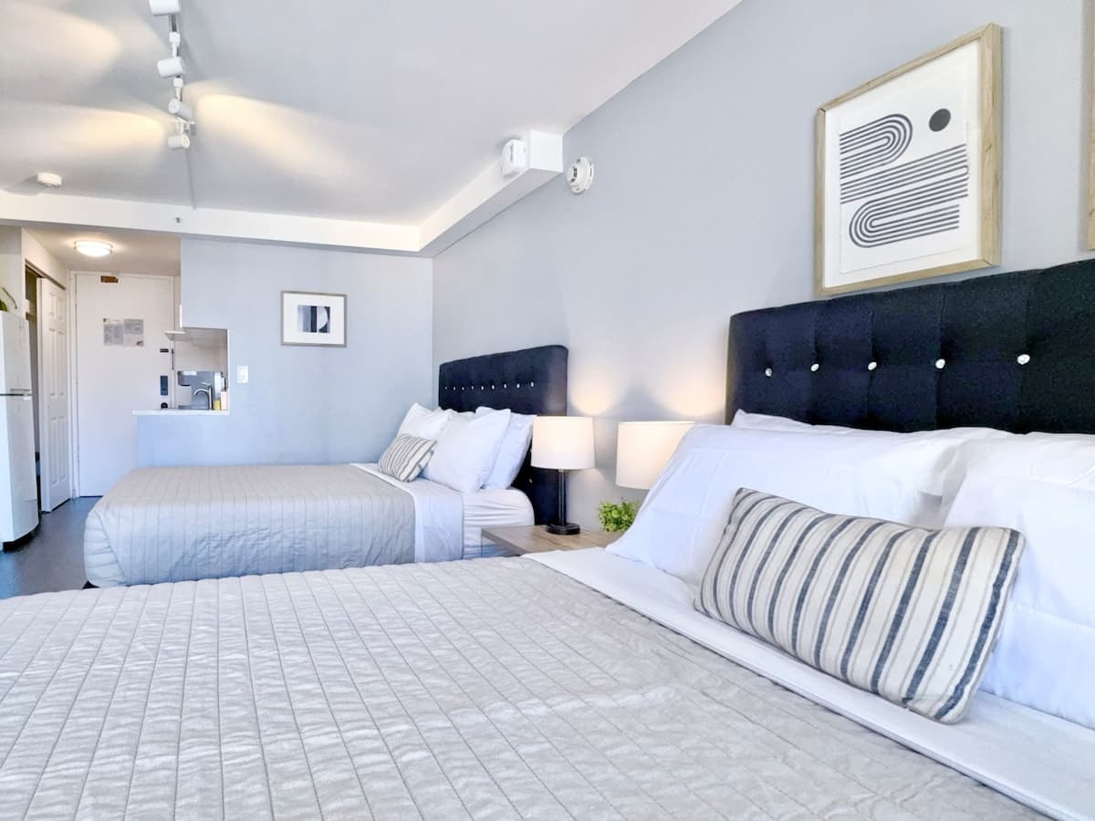 22FL- Renovated Studio Condo in Central Waikiki!~ - Photo 3