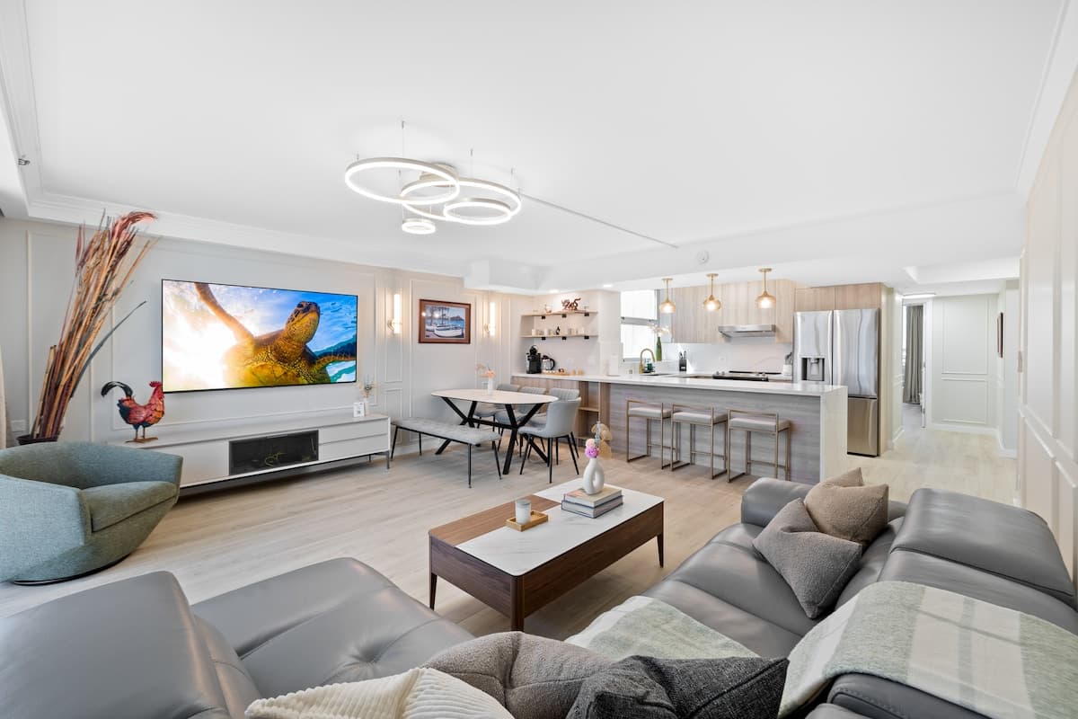 Condo in Honolulu · ★4.98 · 2 bedrooms · 5 beds · 2 private baths - Photo 1