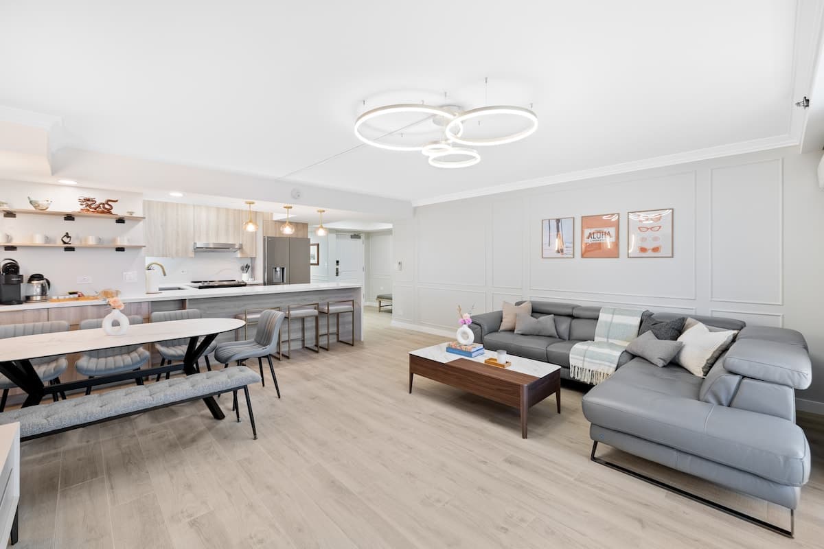 Condo in Honolulu · ★4.98 · 2 bedrooms · 5 beds · 2 private baths - Photo 4