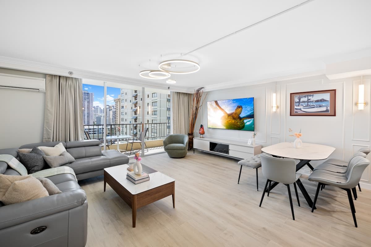 Condo in Honolulu · ★4.98 · 2 bedrooms · 5 beds · 2 private baths - Photo 3