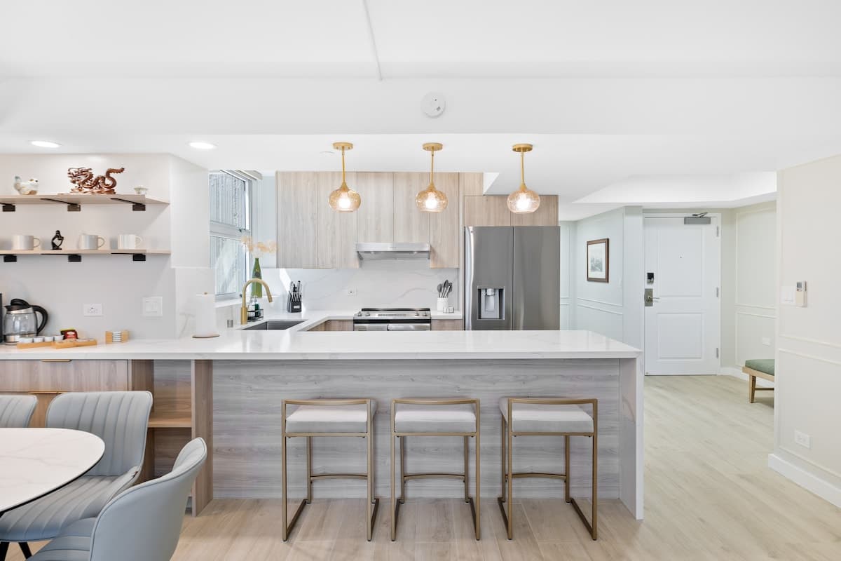 Condo in Honolulu · ★4.98 · 2 bedrooms · 5 beds · 2 private baths - Photo 5