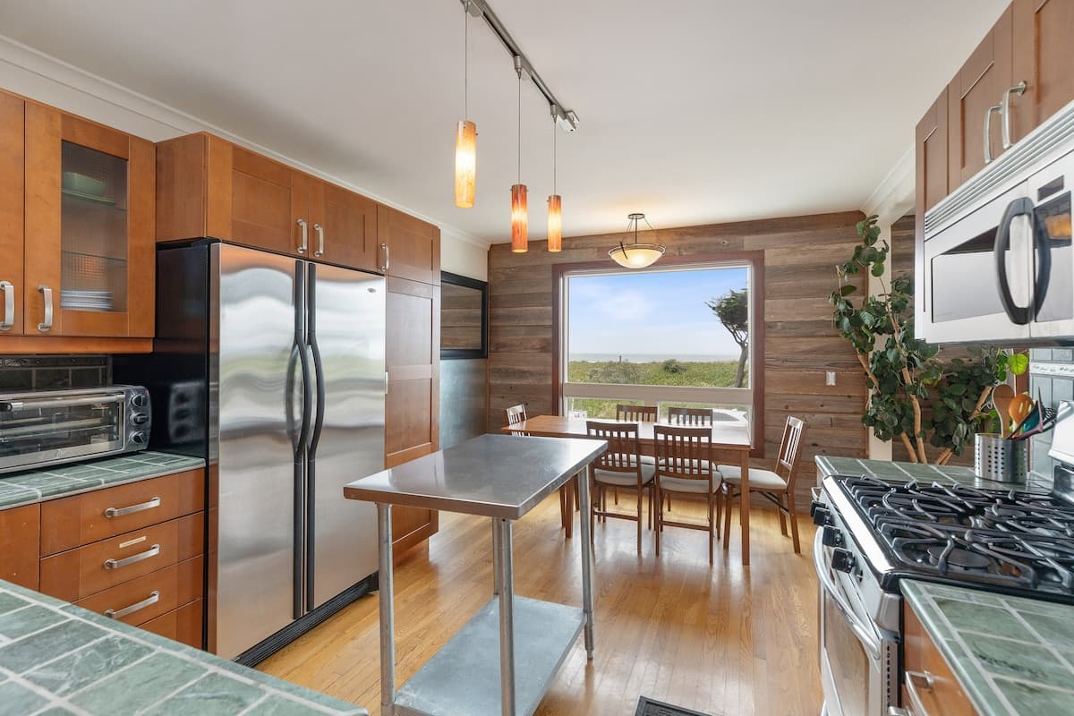 Oceanfront Beach House with Hot Tub & Bay Views - Photo 4