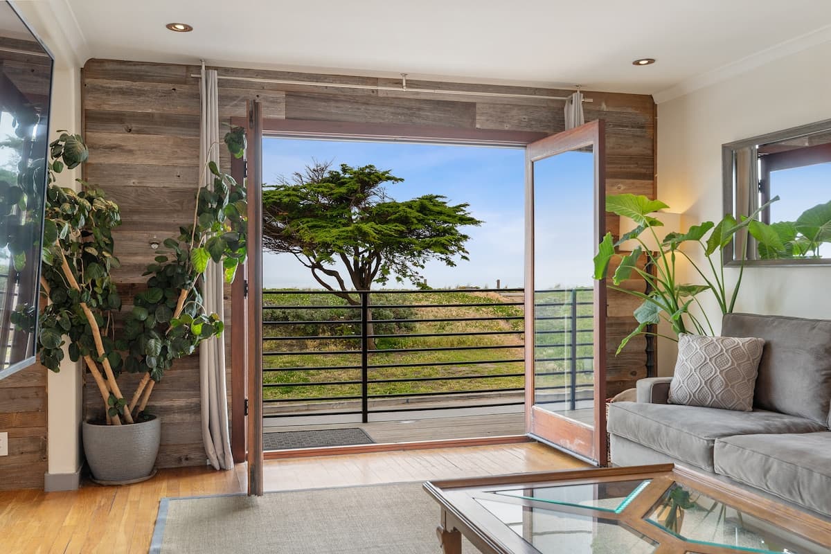 Oceanfront Beach House with Hot Tub & Bay Views - Photo 2