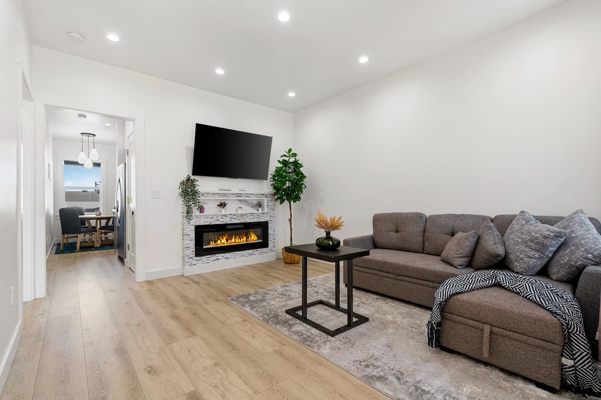 Remodeled 2BR Sanctuary, Free Parking, Pets OK - Photo 3