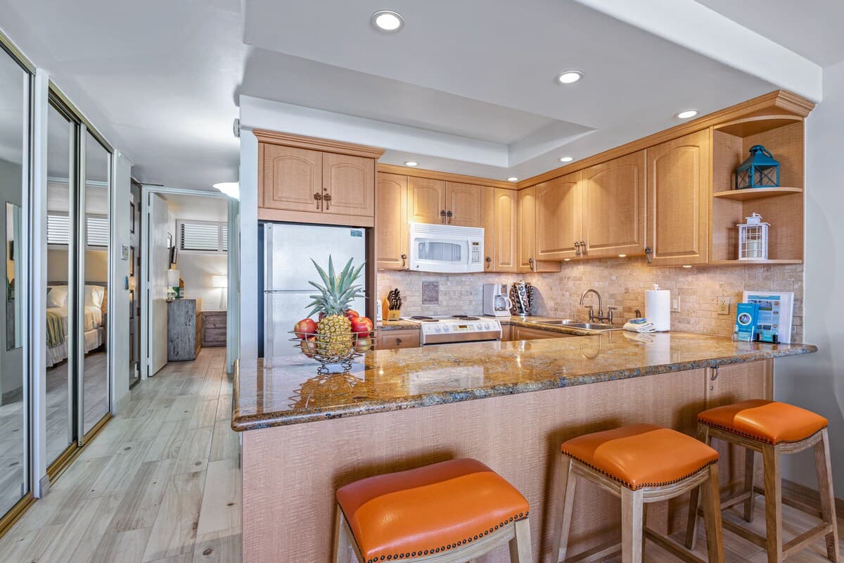 Condo in Lahaina · ★4.8 · 1 bedroom · 2 beds · 1 bath - Photo 3