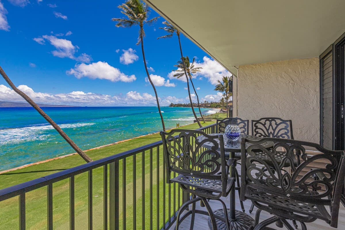 Condo in Lahaina · ★4.8 · 1 bedroom · 2 beds · 1 bath - Photo 1