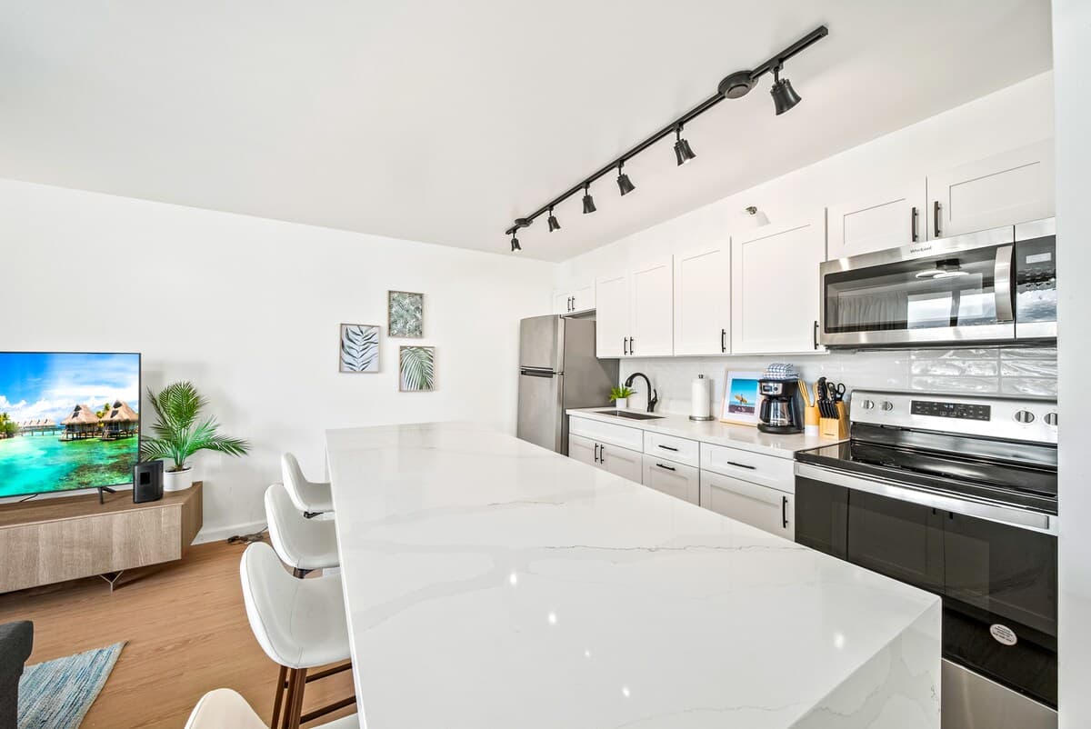 Exquisite 1bdrm @ The Waikiki Banyan w/parking - Photo 3