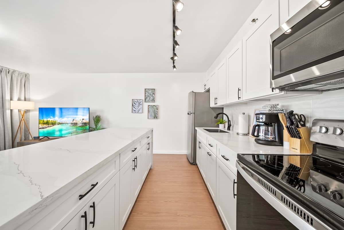 Exquisite 1bdrm @ The Waikiki Banyan w/parking - Photo 1