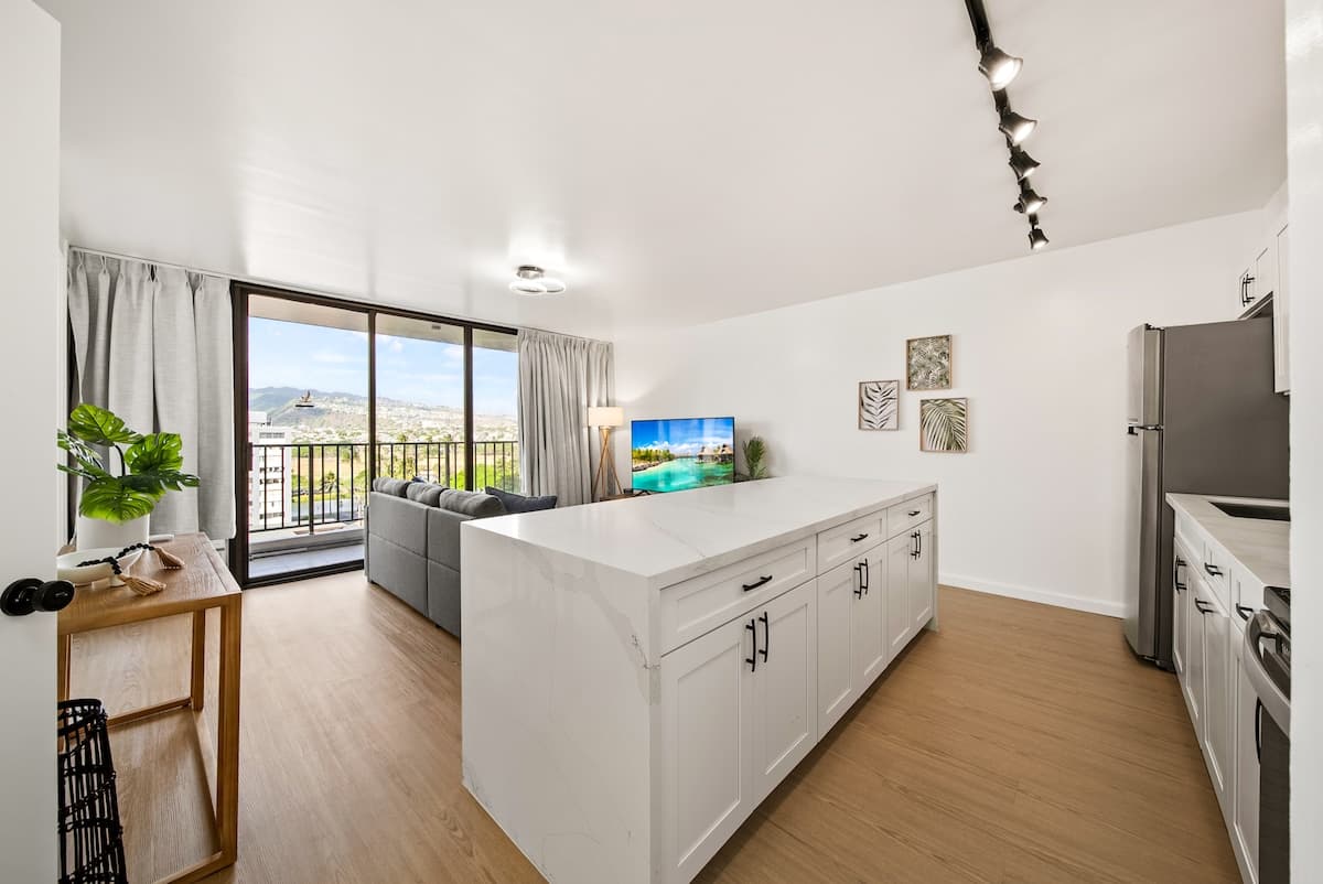 Exquisite 1bdrm @ The Waikiki Banyan w/parking - Photo 2