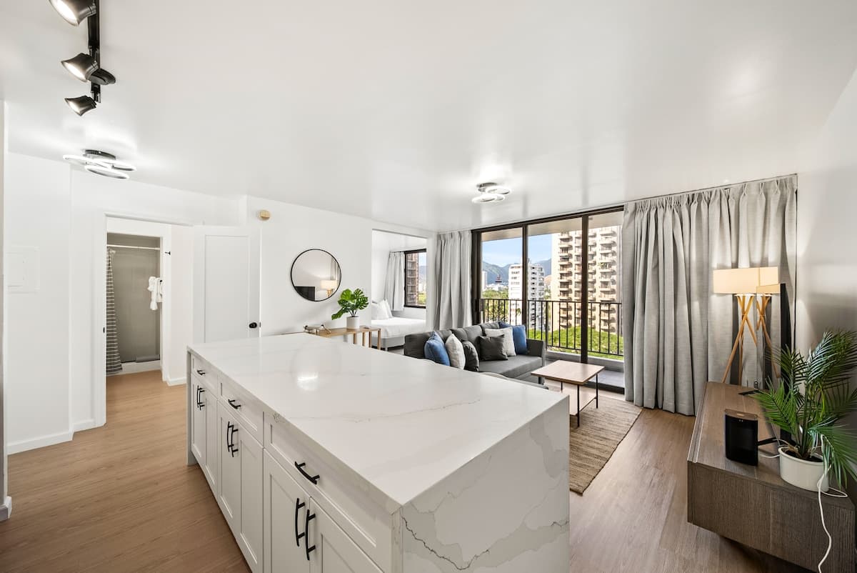 Exquisite 1bdrm @ The Waikiki Banyan w/parking - Photo 5