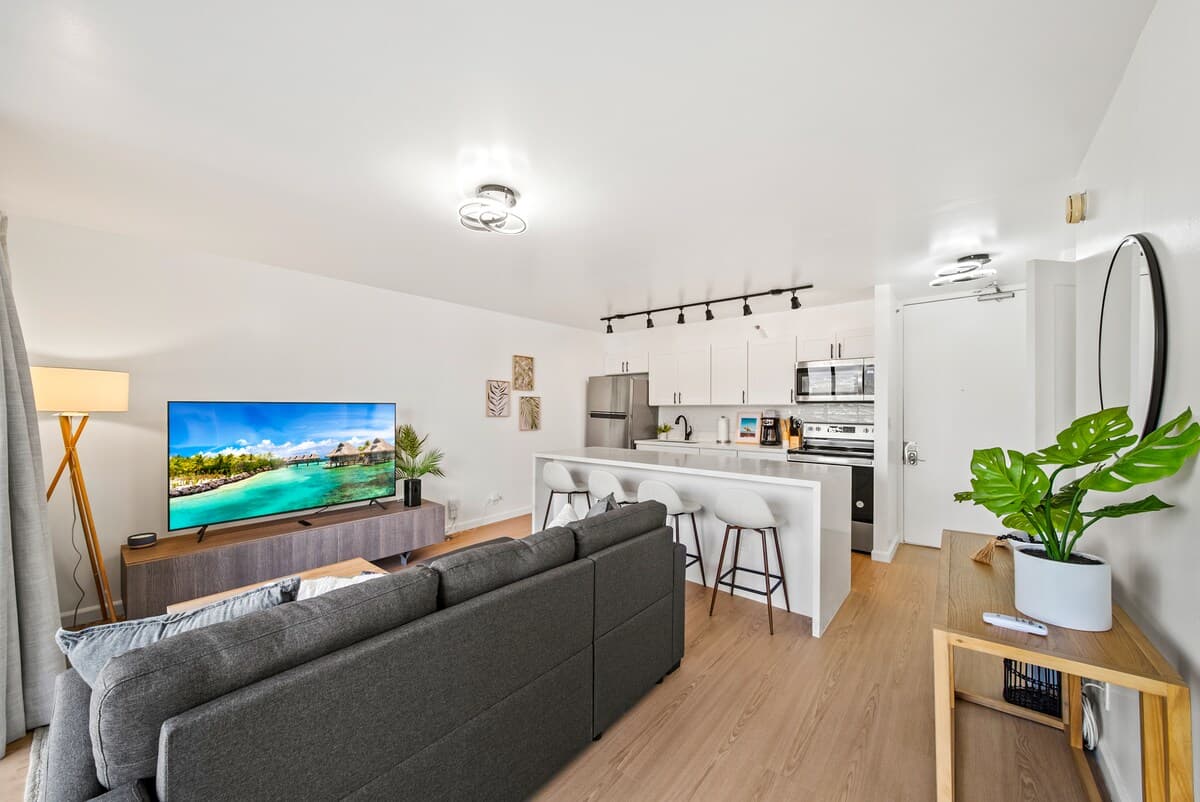 Exquisite 1bdrm @ The Waikiki Banyan w/parking - Photo 4