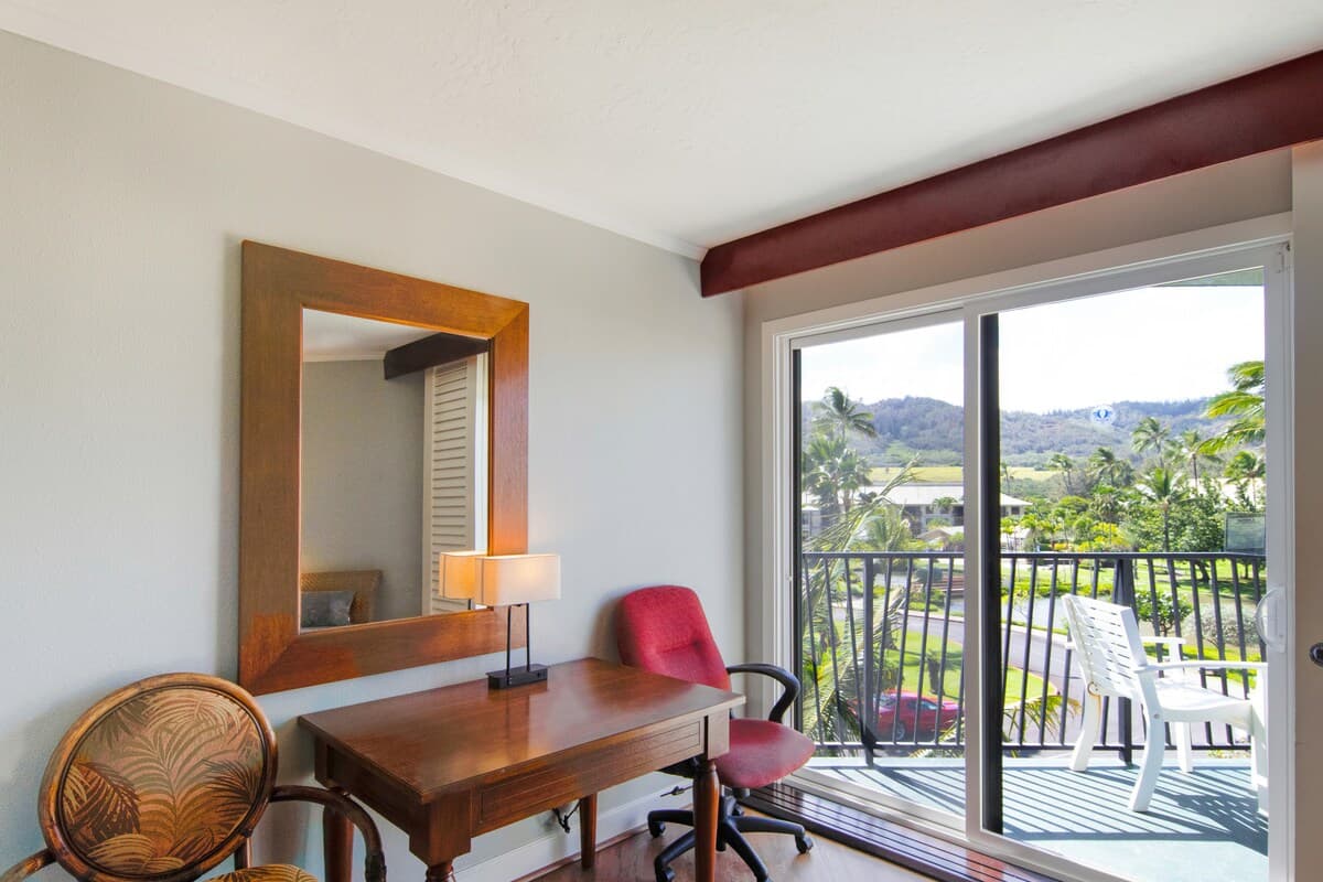 Condo in Lihue · ★4.36 · Studio · 1 bed · 1 shared bath - Photo 4