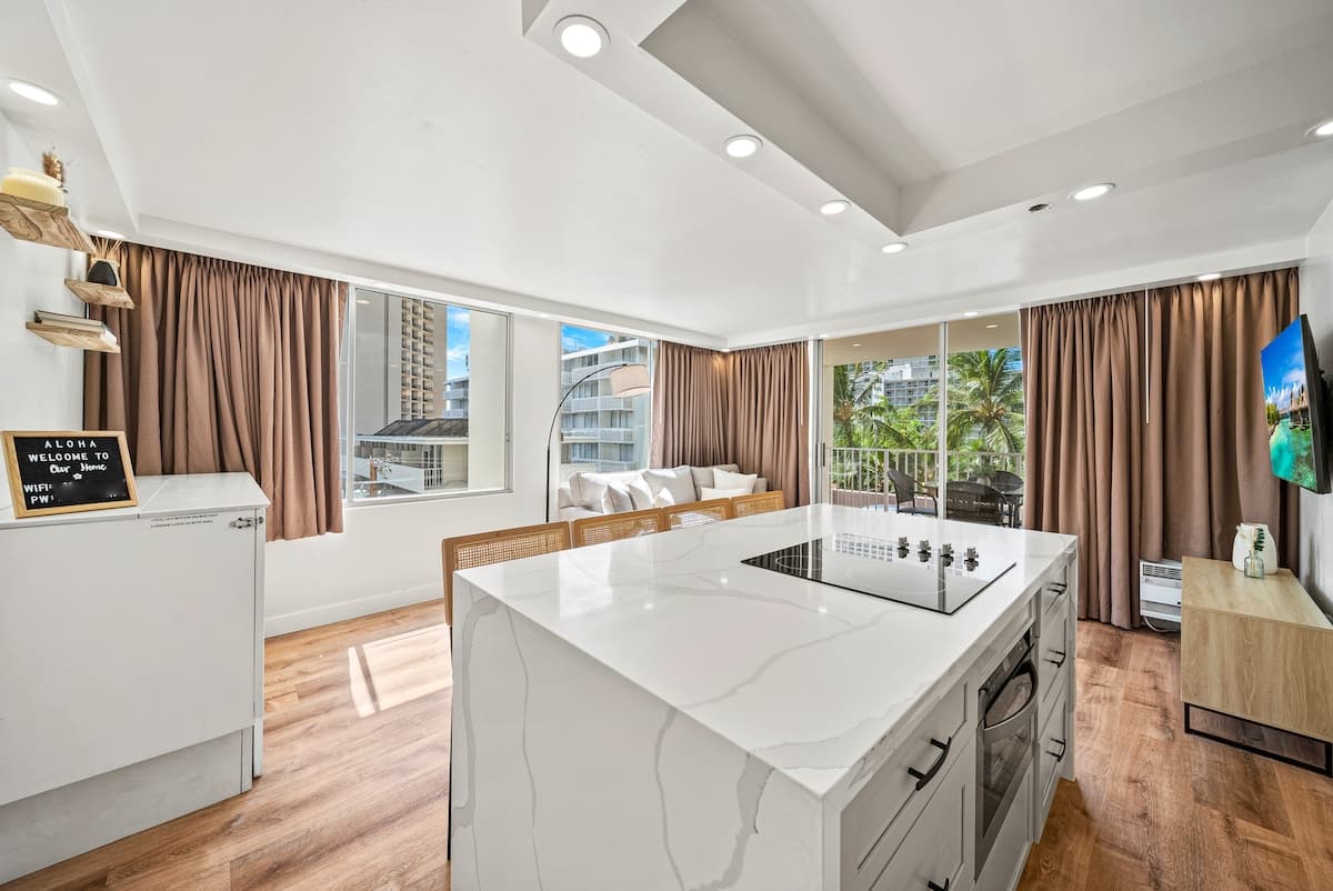 Condo in Honolulu · ★4.85 · Studio · 2 beds · 1 private bath - Photo 2