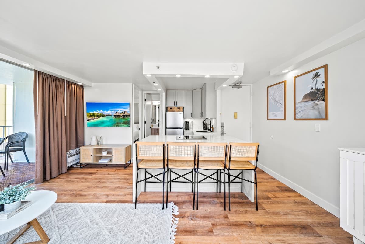 Condo in Honolulu · ★4.85 · Studio · 2 beds · 1 private bath - Photo 4
