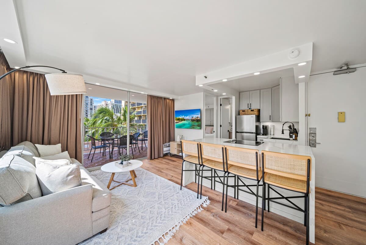 Condo in Honolulu · ★4.85 · Studio · 2 beds · 1 private bath - Photo 3