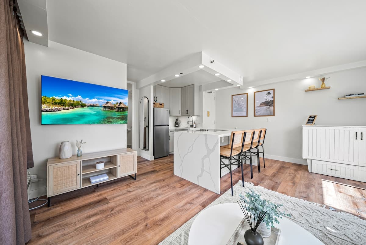 Condo in Honolulu · ★4.85 · Studio · 2 beds · 1 private bath - Photo 1