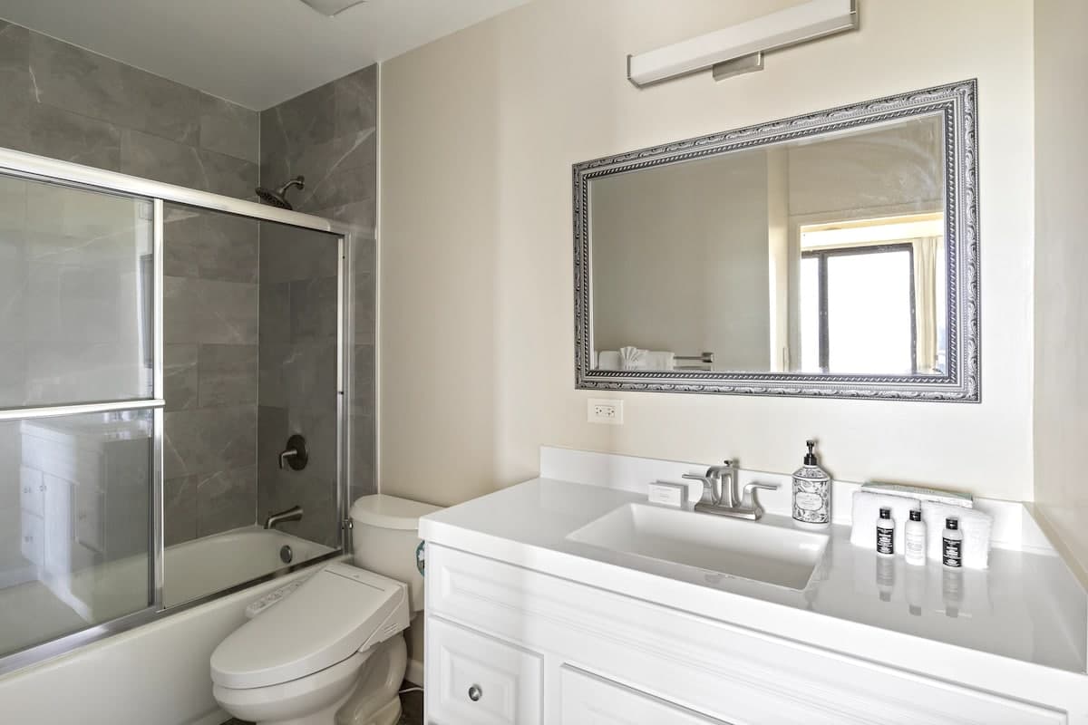 Condo in Honolulu · ★4.61 · 2 bedrooms · 5 beds · 2 private baths - Photo 4