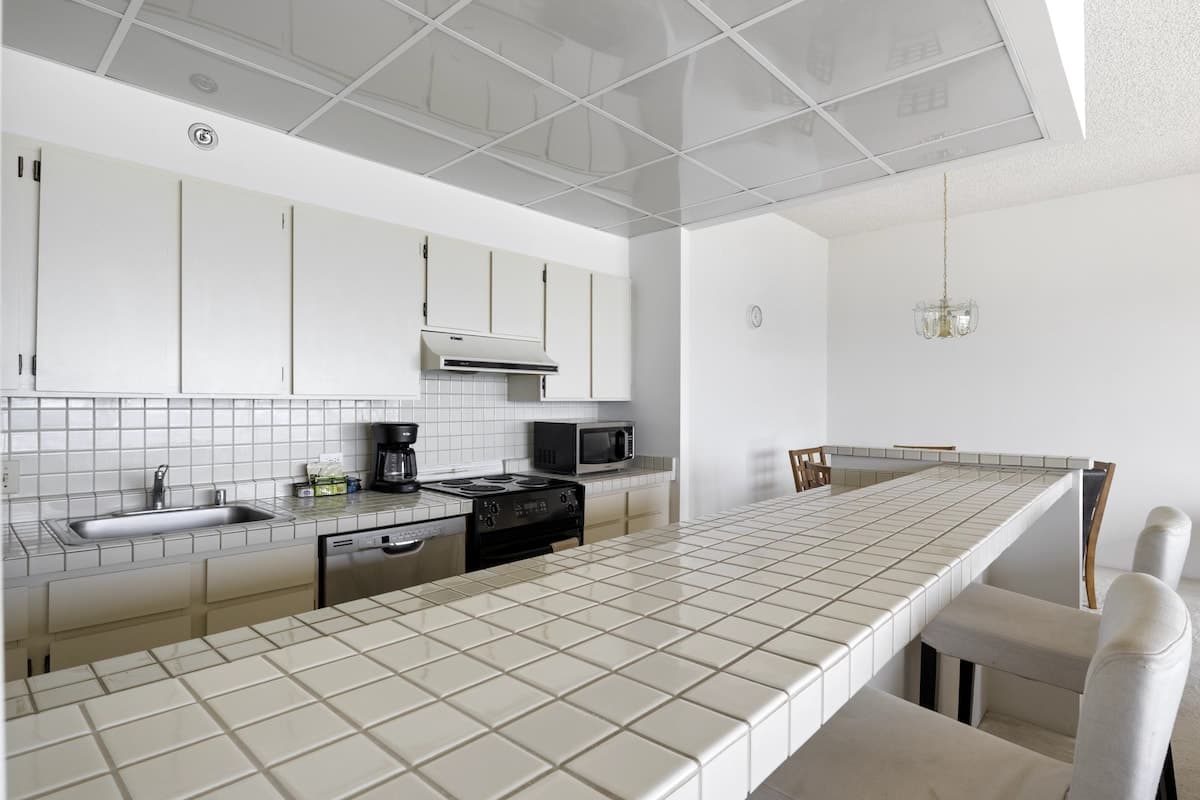 Condo in Honolulu · ★4.61 · 2 bedrooms · 5 beds · 2 private baths - Photo 2