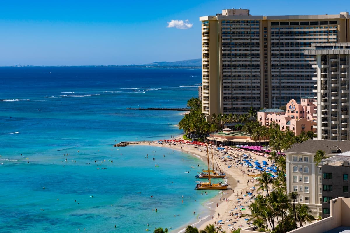 Condo in Honolulu · ★4.92 · 2 bedrooms · 4 beds · 2 private baths - Photo 1