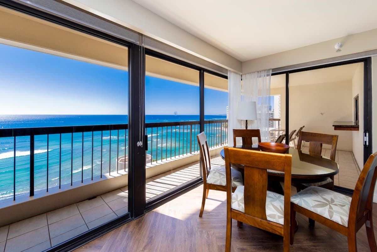 Condo in Honolulu · ★4.92 · 2 bedrooms · 4 beds · 2 private baths - Photo 5