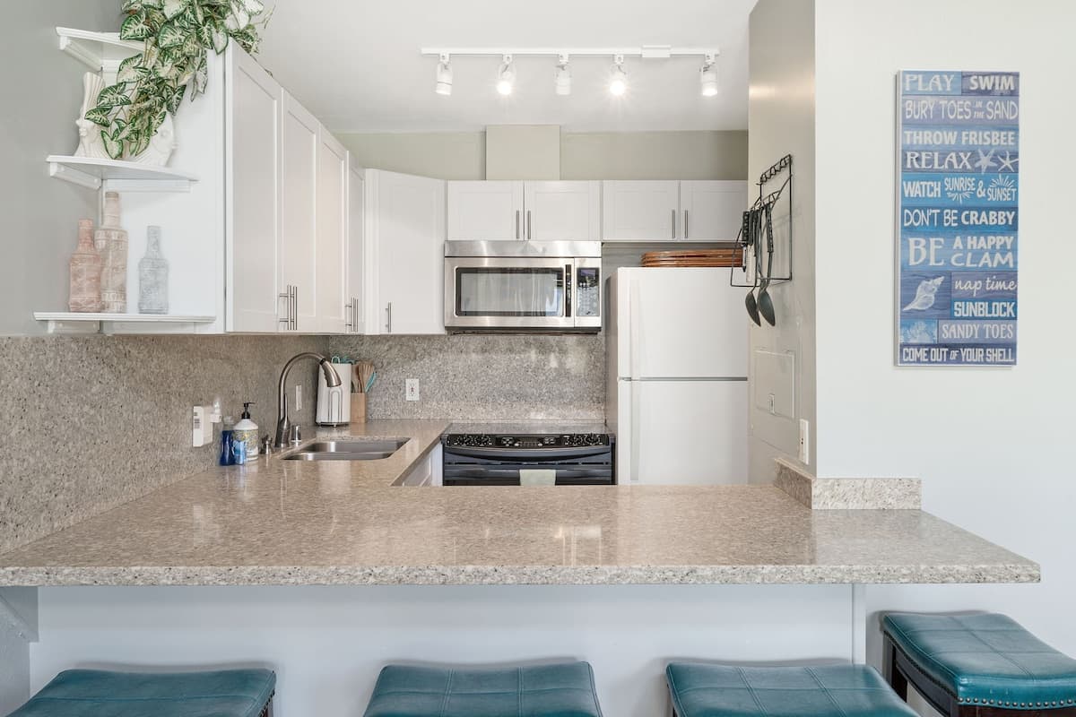 Condo in Kahuku · ★4.83 · 3 bedrooms · 4 beds · 2 private baths - Photo 5