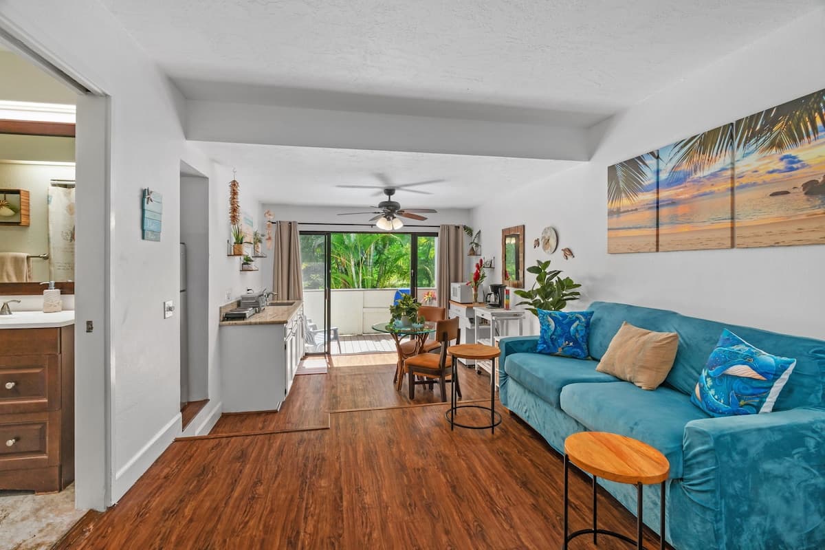 North shore condo w/ pool & private laundry - Photo 5