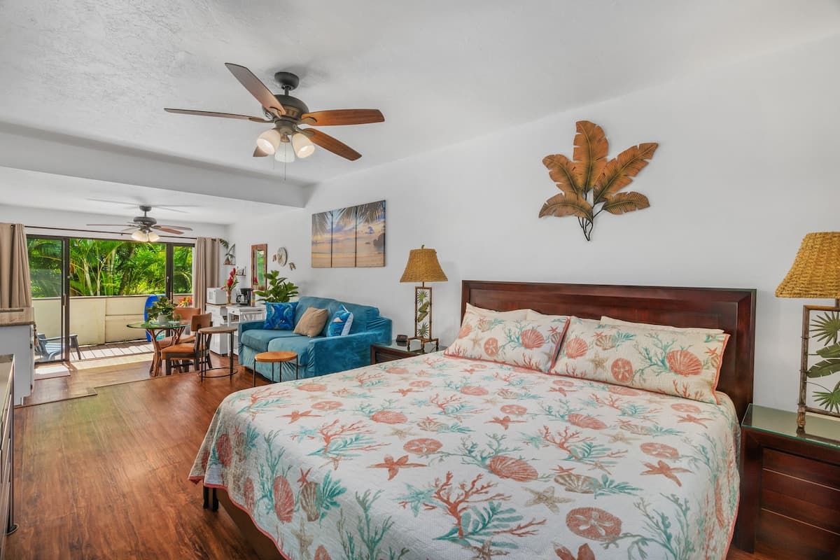 North shore condo w/ pool & private laundry - Photo 1