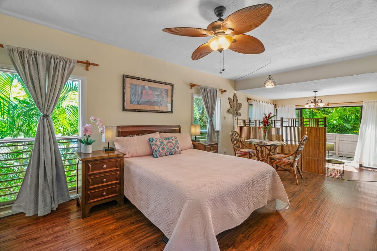 North shore condo w/ full kitchen, laundry & pool - Photo 1
