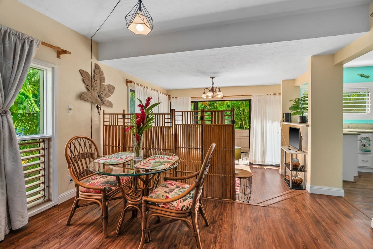 North shore condo w/ full kitchen, laundry & pool - Photo 4