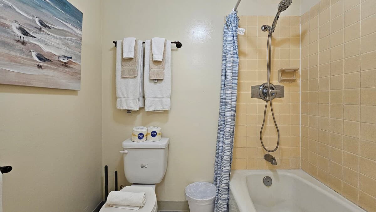 WG 305 | Pool side, Queen bed Balcony Suite - Photo 4