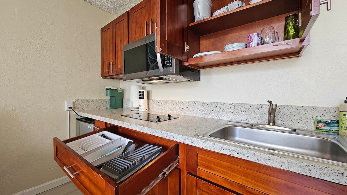 WG 305 | Pool side, Queen bed Balcony Suite - Photo 2