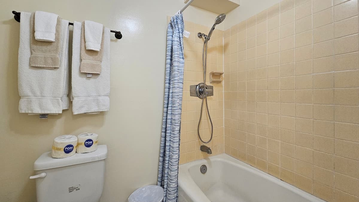 WG 305 | Pool side, Queen bed Balcony Suite - Photo 5