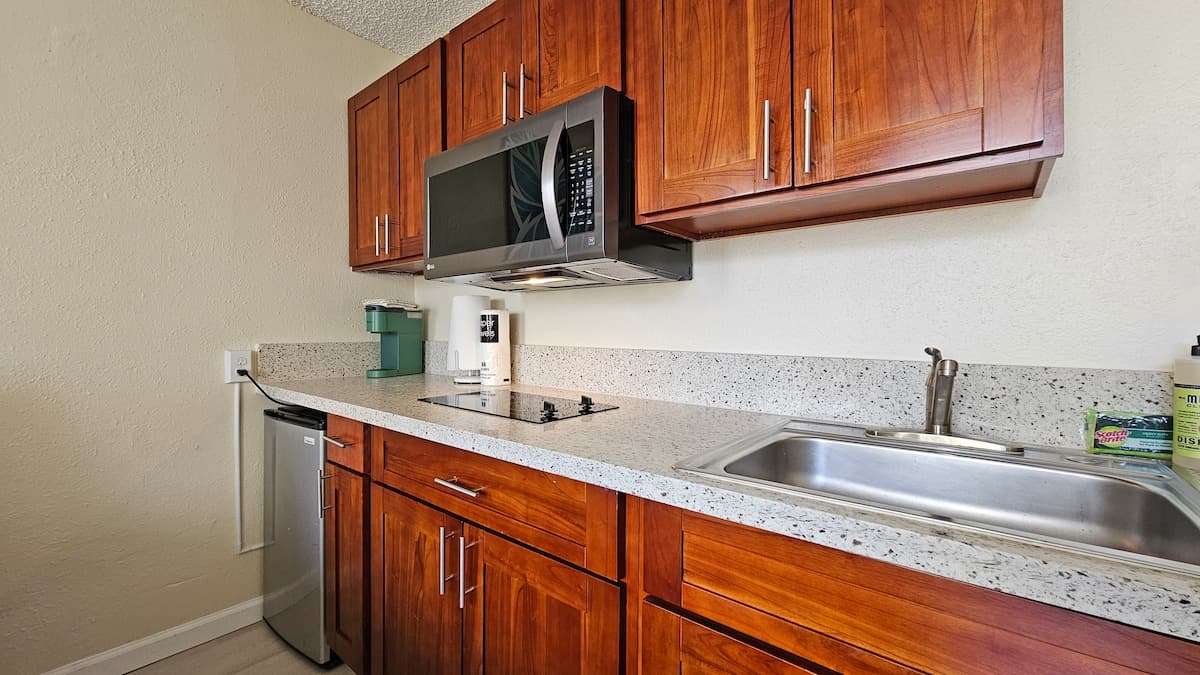 WG 305 | Pool side, Queen bed Balcony Suite - Photo 1