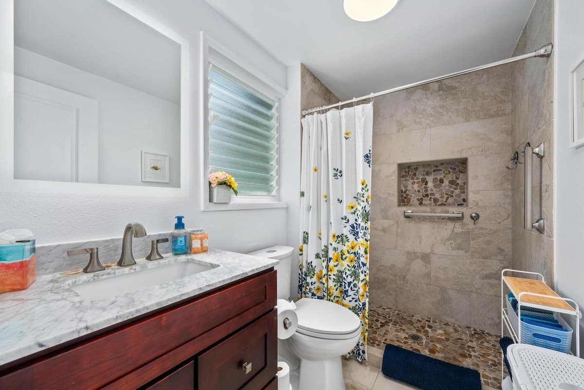 Condo in Kailua-Kona · ★4.69 · 2 bedrooms · 2 beds · 2 shared baths - Photo 4